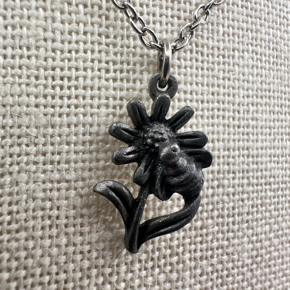 Vintage Y2K Daisy Floral Bee Pendant Necklace Silver Tone Chain Boho Jewelry